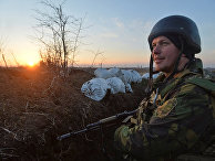 Украинский военный на линии разграничения между ДНР и Украиной Украинский военный на линии разграничения между ДНР и Украиной