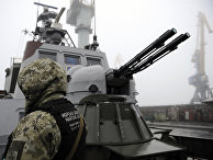 Украинский солдат на борту военного катера в порту Мариуполя Украинский солдат на борту военного катера в порту Мариуполя