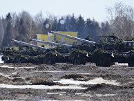 Танки Т-80 во время тактических учений Кантемировской танковой дивизии в Подмосковье Танки Т-80 во время тактических учений Кантемировской танковой дивизии в Подмосковье