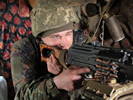 Украинский военный на линии разграничения между ДНР и Украиной Украинский военный на линии разграничения между ДНР и Украиной