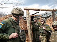 Украинские военные на линии разграничения между ДНР и Украиной Украинские военные на линии разграничения между ДНР и Украиной