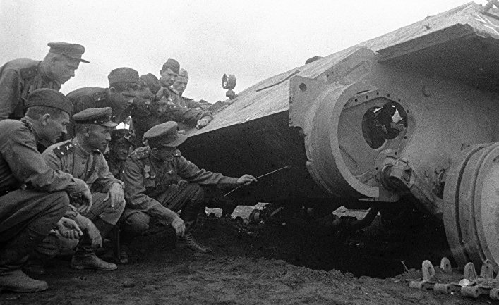 Июль 1943 года. Артиллеристы изучают новую технику противника, подбитую ими на поле боя на Курской дуге.