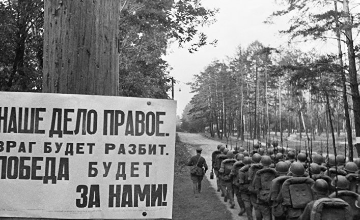 Колонны бойцов движутся на фронт