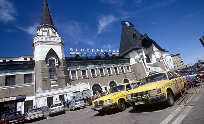 Вид на здание Ярославского вокзала. Комсомольская площадь, 2001