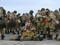 Российские десантники перед посадкой на борт самолетов Ил-76 в ходе учений на юге России Российские десантники перед посадкой на борт самолетов Ил-76 в ходе учений на юге России