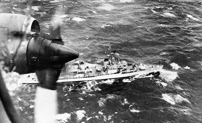 ВВС США и эсминец «Уоррингтон» ищут атомную подводную лодку «Трешер» (SSN-593) к востоку от Кейп-Кода, Массачусетс, США