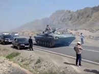 Бронетехника на границе Таджикистана и Киргизии Бронетехника на границе Таджикистана и Киргизии