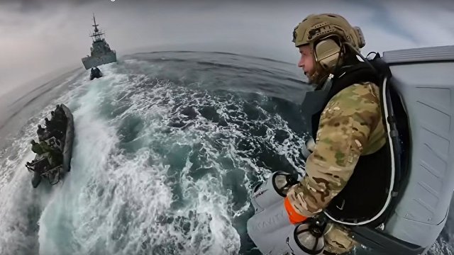 New Atlas (США): королевские морские пехотинцы тестируют реактивный ранец Gravity Industries во время посадки на корабль