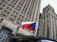Флаг на автомобиле посла Чехии в РФ возле здания МИД РФ в Москве Флаг на автомобиле посла Чехии в РФ возле здания МИД РФ в Москве