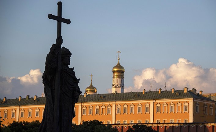Памятник святого князя Владимира на Боровицком холме в Москве