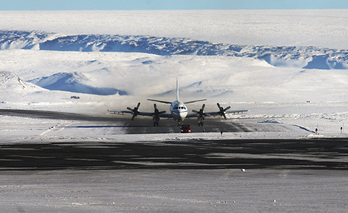 Самолет на американской авиабазе Туле на севере Гренландии