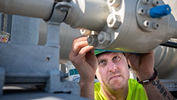 Специалист работает на территории газораспределительного центра магистрального газопровода «Северный поток — 2» в городе Лубмин в Германии