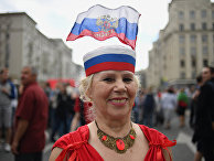 Женщина на Тверской улице во время празднования Дня России в Москве. 12 июня 2017 Женщина на Тверской улице во время празднования Дня России в Москве. 12 июня 2017