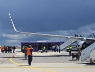 Самолет Ryanair на перроне международного аэропорта Минск Самолет Ryanair на перроне международного аэропорта Минск