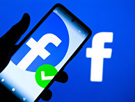 Приложение социальной сети Facebook в мобильном телефоне Приложение социальной сети Facebook в мобильном телефоне