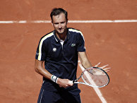 Российский спортсмен Даниил Медведев во время матча в рамках Открытого чемпионата Франции по теннису Российский спортсмен Даниил Медведев во время матча в рамках Открытого чемпионата Франции по теннису