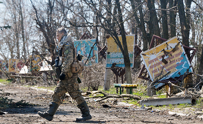Украинский военнослужащий в селе Широкое Украинский военнослужащий в селе Широкое