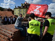 Член партии Zmiana протестует против саммита НАТО в Варшаве Член партии Zmiana протестует против саммита НАТО в Варшаве