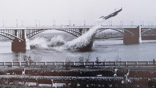 Чудо века: советский истребитель МИГ-17 пролетает под мостом через Обь (Yahoo News Japan, Япония)