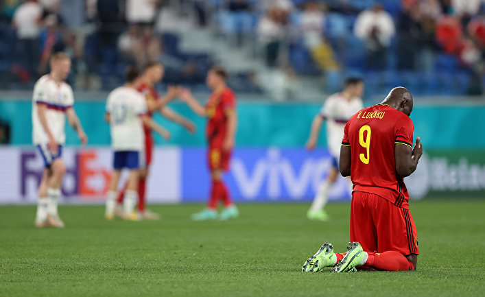 Игрок сборной Бельгии Ромелу Лукаку стоит на коленях во время матча с Россией в Санкт-Петербурге