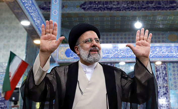 Кандидат в президенты Ирана Ибрагим Раиси на избирательном участке в Тегеране