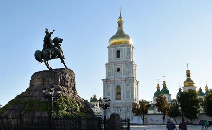 Памятник Богдану Хмельницкому на Софийской площади в Киеве
