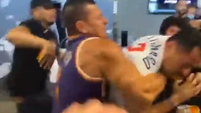 Снято на видео: драка фанатов Suns и Clipper (Toronto Sun, Канада)