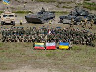Бойцы литовско-польско-украинской бригады на церемонии открытия учений «Анаконда-2016» Бойцы литовско-польско-украинской бригады на церемонии открытия учений «Анаконда-2016»