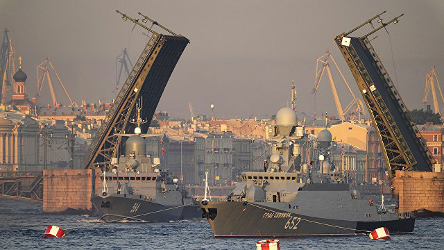 Читатели Daily Mail о генеральной репетиции парада ко Дню ВМФ России: они там что, на угле плавают