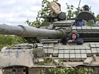 Танк Т-80 во время учений на острове Сахалин Танк Т-80 во время учений на острове Сахалин