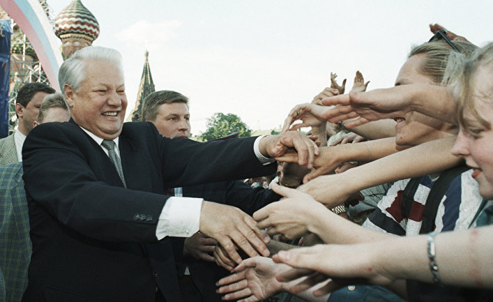 Президент России Борис Ельцин приветствует участников митинга-концерта, который состоялся на Васильевском спуске в честь Дня независимости России. 1996 год