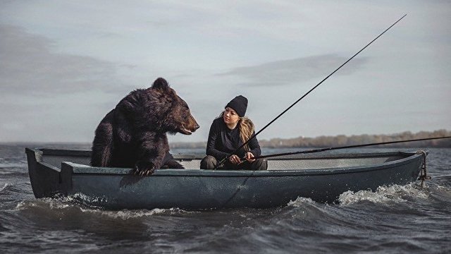 The Daily Mail (Великобритания): медведи ловят рыбу в лесу Гигантский компаньон русской женщины, которого она спасла из сафари-парка, любит рыбачить