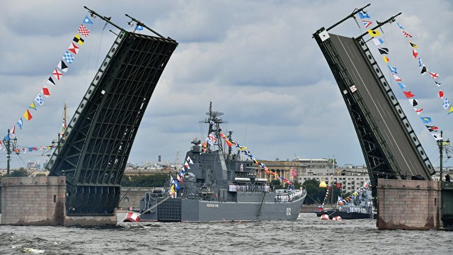 Bloomberg (США): Путин расхваливает российское гиперзвуковое ядерное оружие на военно-морском параде