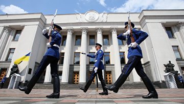 Почетный караул возле здания Верховной рады Украины в Киеве
