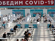 Посетители в центре вакцинации от COVID-19 в Гостином дворе в Москве Посетители в центре вакцинации от COVID-19 в Гостином дворе в Москве