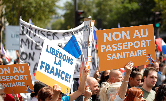 Протесты против ковид-пропусков в Париже