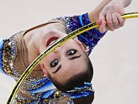 Олимпиада-2020. Дина Аверина выполняет упражнения с обручем на соревнованиях по художественной гимнастике на Олимпийских играх в Токио Олимпиада-2020. Дина Аверина выполняет упражнения с обручем на соревнованиях по художественной гимнастике на Олимпийских играх в Токио