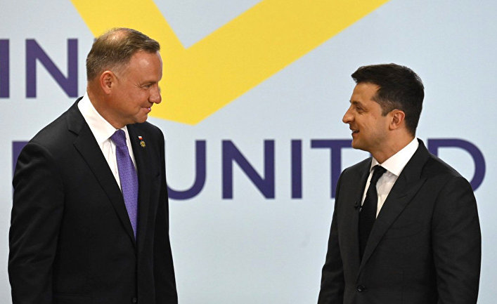 Президент Украины Владимир Зеленский и президент Польши Анджей Дуда на саммите «Крымская платформа» в Киеве