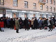 Очередь в московский продуктовый магазин в 1991 году Очередь в московский продуктовый магазин в 1991 году