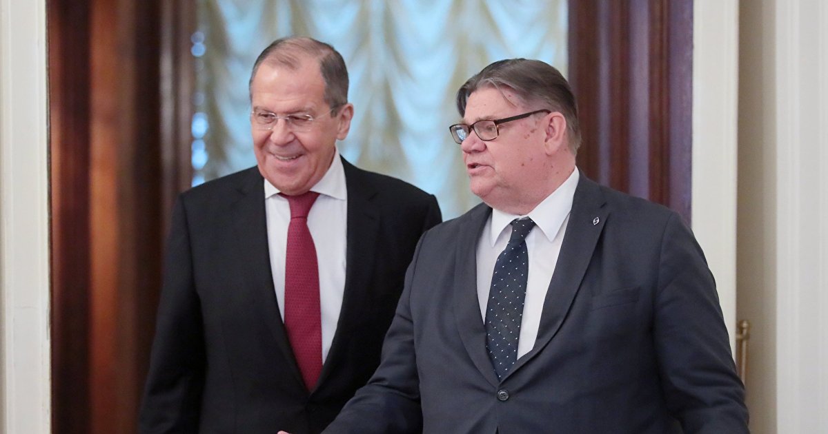 Iltalehti (Финляндия): Сергей Лавров получил от экс-министра иностранных дел Финляндии Тимо Сойни бутылку водки Коскенкорва в берестяной упаковке (Il