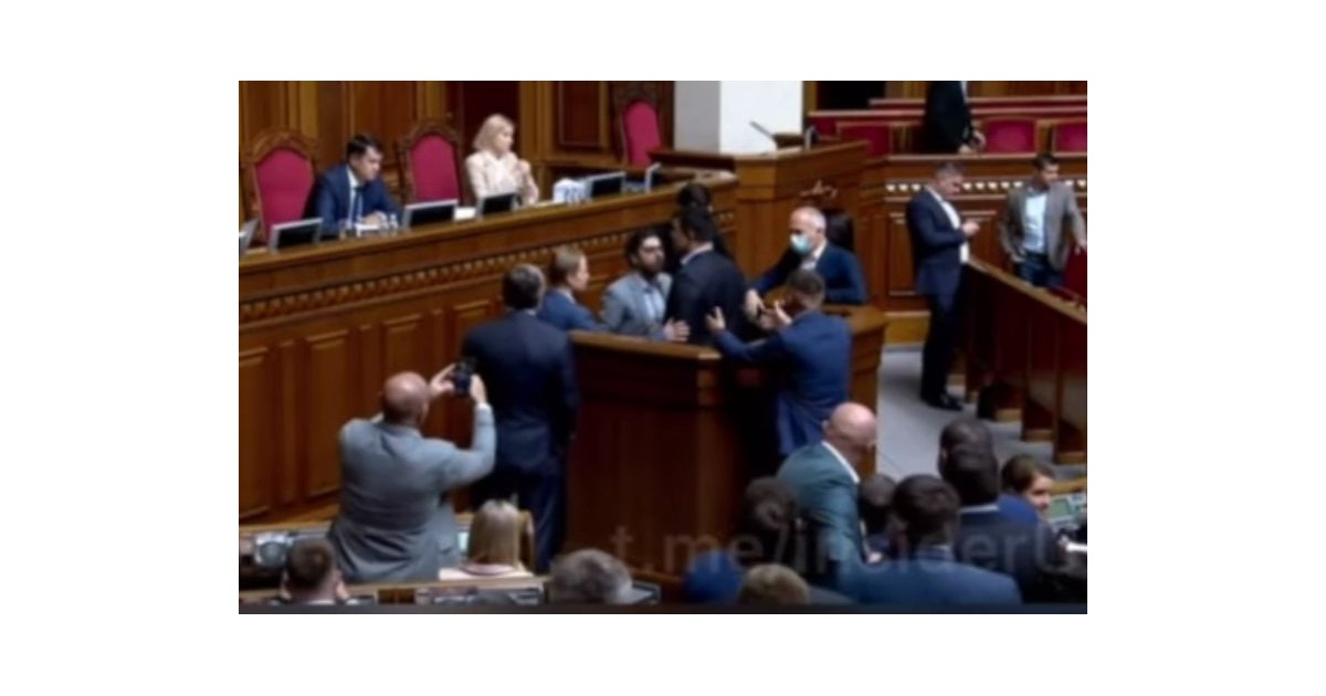 Первая драка политсезона: Тищенко напал на Лероса из-за наезда на Зеленского (Главред, Украина) (Главред)