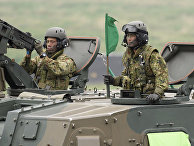 Экипаж самоходной гаубици Type 99 Cил самообороны Японии на ежегодных учениях Экипаж самоходной гаубици Type 99 Cил самообороны Японии на ежегодных учениях